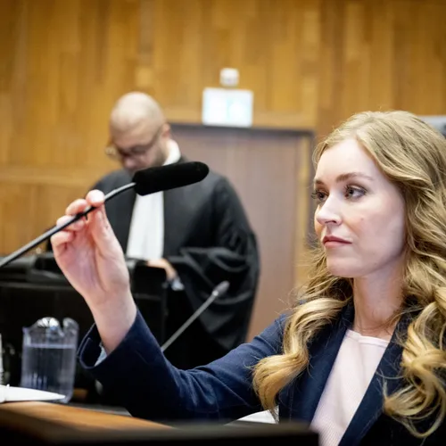 Tante Theodora zet Arische legkipjes op stok