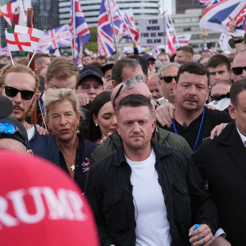 Elon Musk roept op tot extreemrechtse 'revolutie' tijdens gewelddadige demonstratie Londen