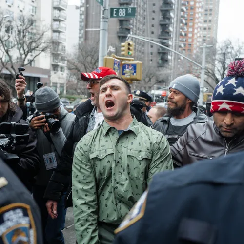 Door Trump vrijgelaten rechtsextremist veroorzaakt chaos op stoep New Yorkse burgemeester Mamdani