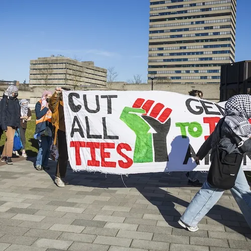 Het college van bestuur van de Radboud Universiteit moet onmiddellijk aftreden