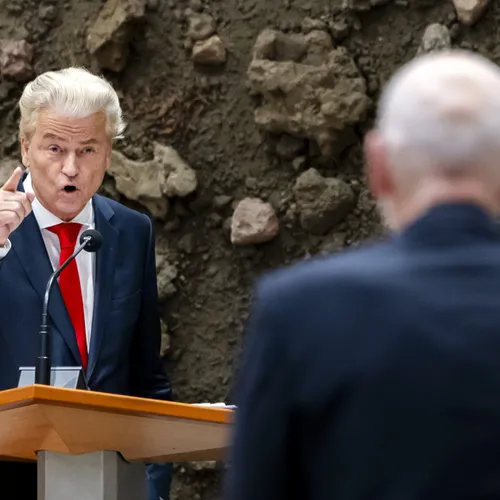 Timmermans levert, rechts roept