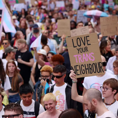 Haat en desinfo over transgender personen klakkeloos herhaald in Nederlandse berichtgeving over moord op Charlie Kirk
