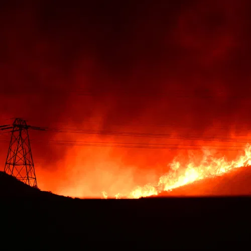 Nieuwe verwoestende brand breekt uit in Californië, kleinzerige Trump dreigt staat volledig af te laten branden