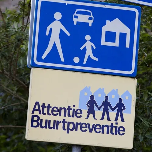 Er wordt altijd over ons gewaakt, maar door wie?