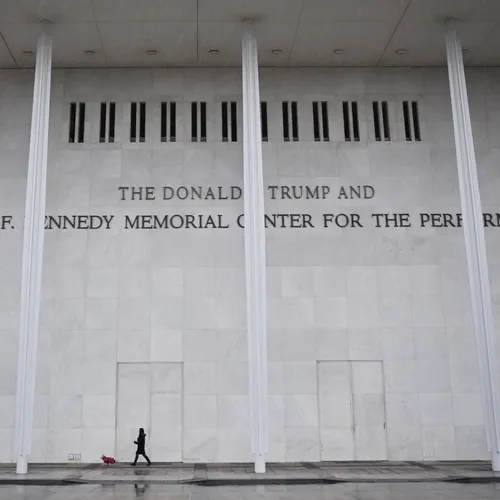 Trump sluit Kennedy Center voor twee jaar nu niemand er nog wil optreden