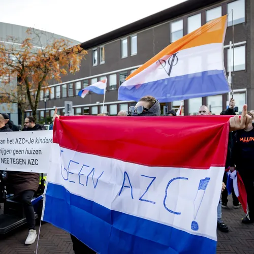Racisten verstoren raadsvergadering in Beuningen en gooien met vuurwerk in Amersfoort