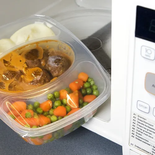 Onderzoek: consumenten krijgen cocktail van microplastics en gevaarlijke chemicaliën binnen via kant-en-klaarmaaltijden