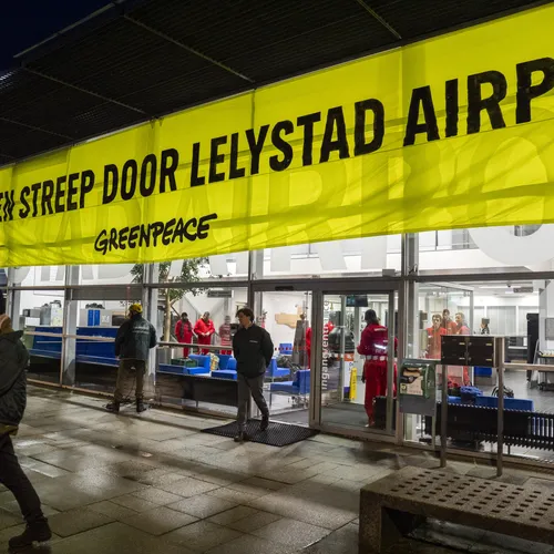 Greenpeace in actie tegen milieuverwoestende plannen Jetten met Lelystad Airport