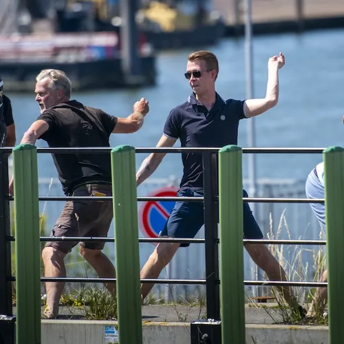 Op de Afsluitdijk werd ik bekogeld met eieren en stenen terwijl de politie toekeek