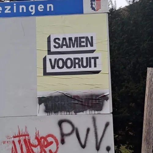 Rechtsextremisten kalken hakenkruis en ‘PVV’ op verkiezingsposters GL-PvdA