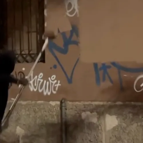 Italiaanse street artist schildert ’s nachts graffiti over