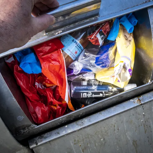 Kabinet helpt bedrijfsleven en zadelt burgers op met hogere afvalstoffenheffing