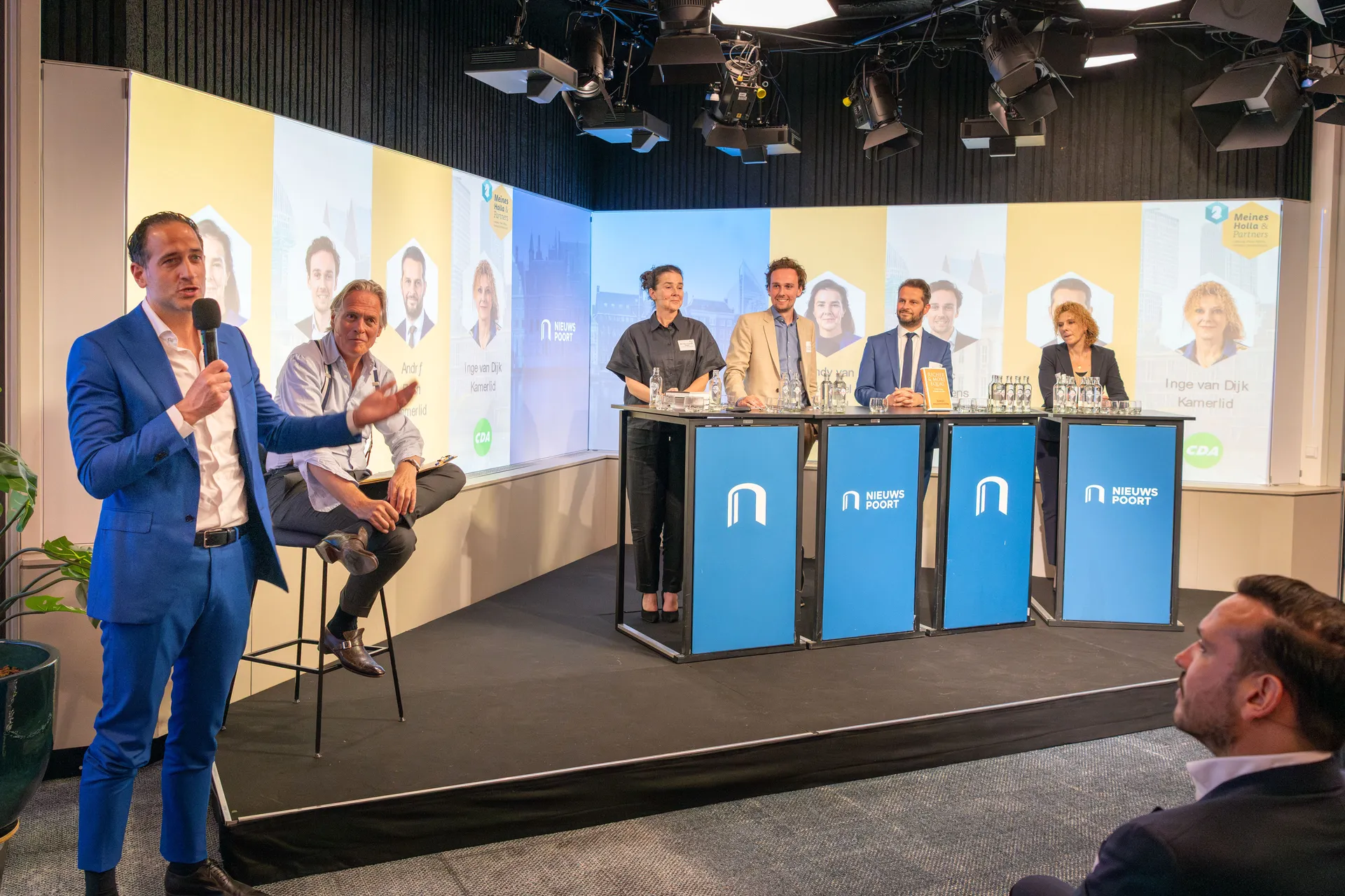 Afbeelding van Over debat, belangen en wie Nederland draaiende houdt