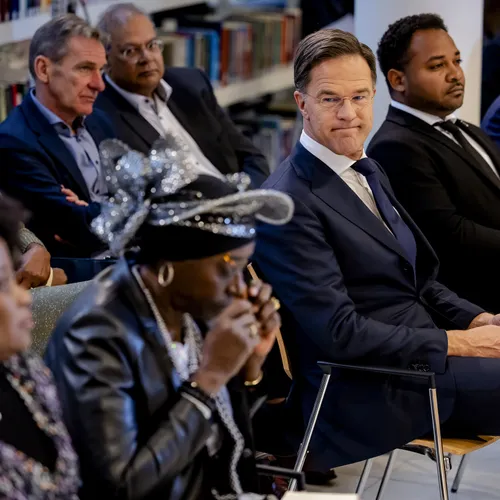 Hoe superioriteit spreekt in bestuurlijk zwijgen