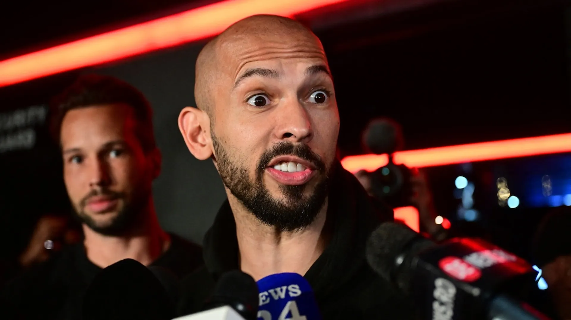 Afbeelding van Manosfeer influencers Andrew en Tristan Tate gearresteerd in Miami wegens tientallen misdrijven