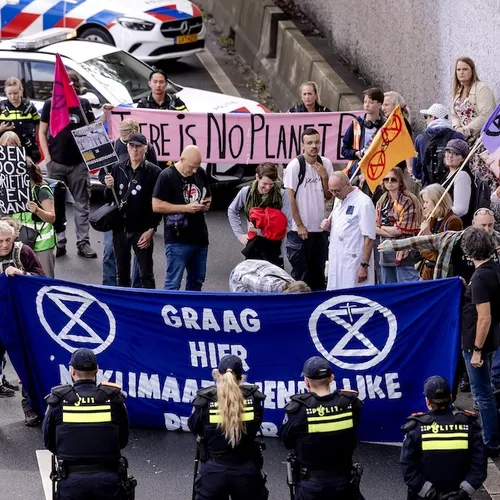 Extinction Rebellion blokkeert A12, is boos over deelname D66-minister aan Klimaatmars