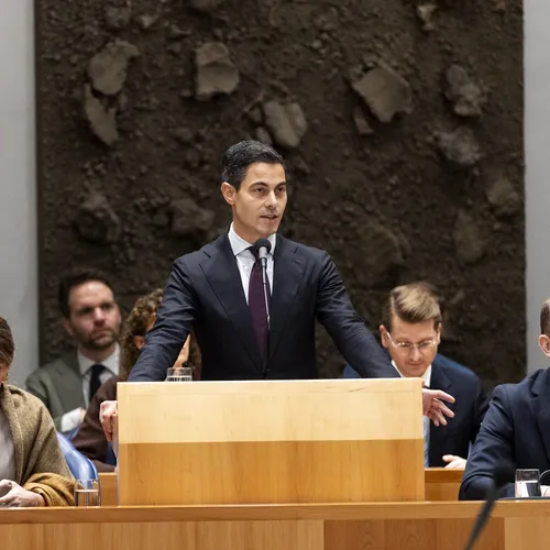 Premier Jetten onder vuur en ziet vuig rechtse AOW-plannen nu al in het water vallen