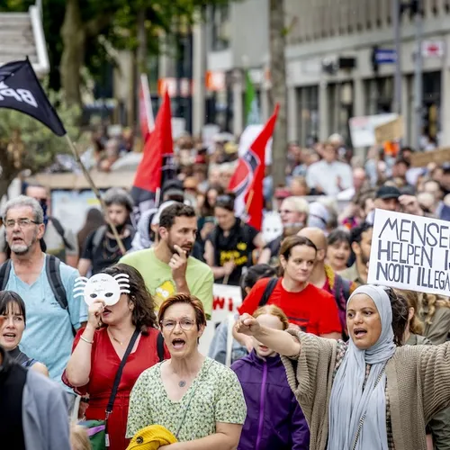 Protest in Rotterdam tegen strafbaar stellen humanitaire hulp aan ongedocumenteerden
