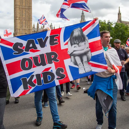 Gewelddadige extreemrechtse demonstranten in Londen vallen politie aan