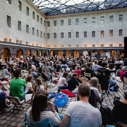 Haagse IQ-haat slaat toe: Zomergasten sneuvelt vanwege draconische bezuinigingen op NPO