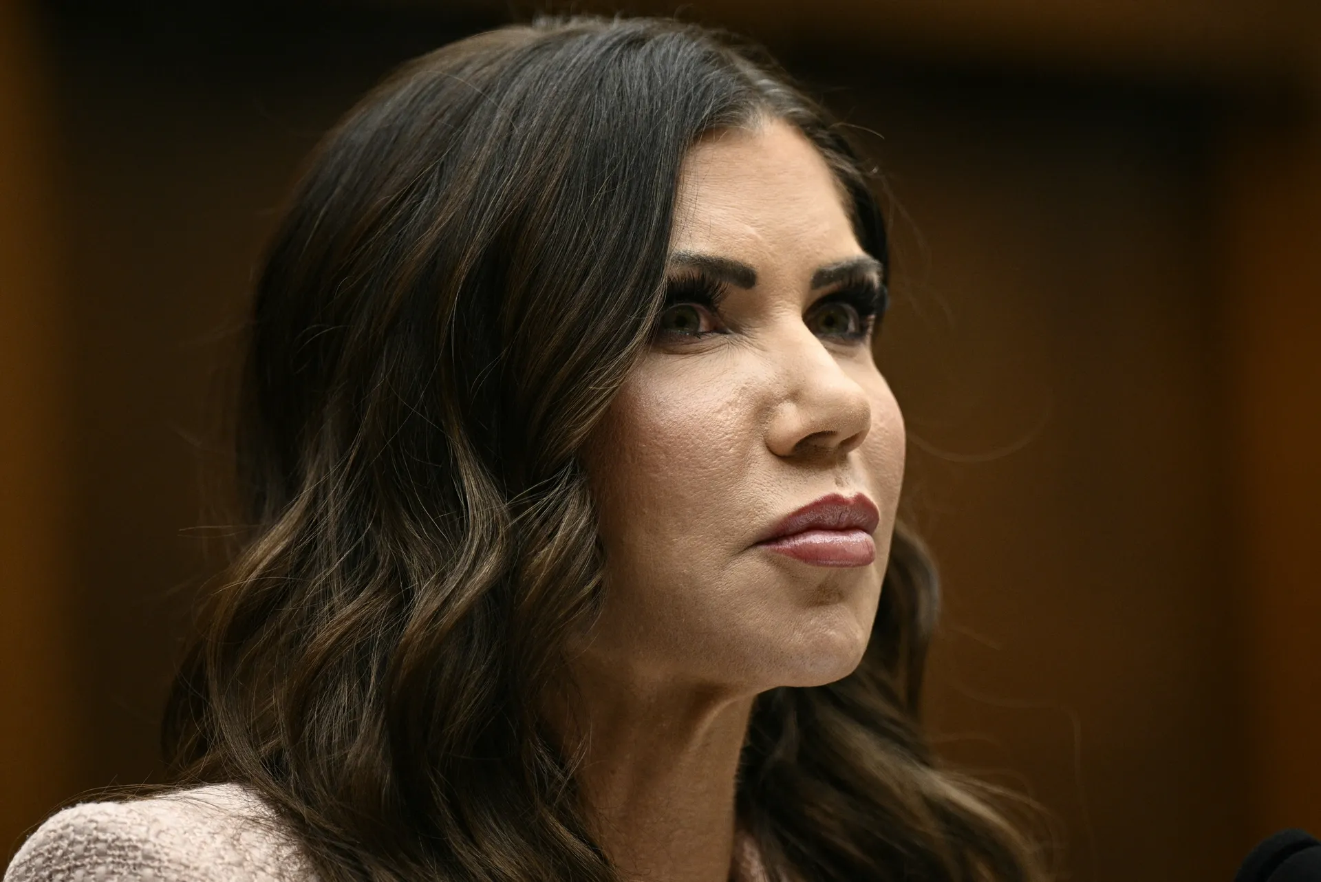 Afbeelding van Trump stuurt Kristi Noem de laan uit, de vrouw die onder meer de fascistische razzia's in Minnesota overzag