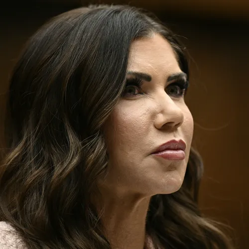 Trump stuurt Kristi Noem de laan uit, de vrouw die onder meer de fascistische razzia's in Minnesota overzag