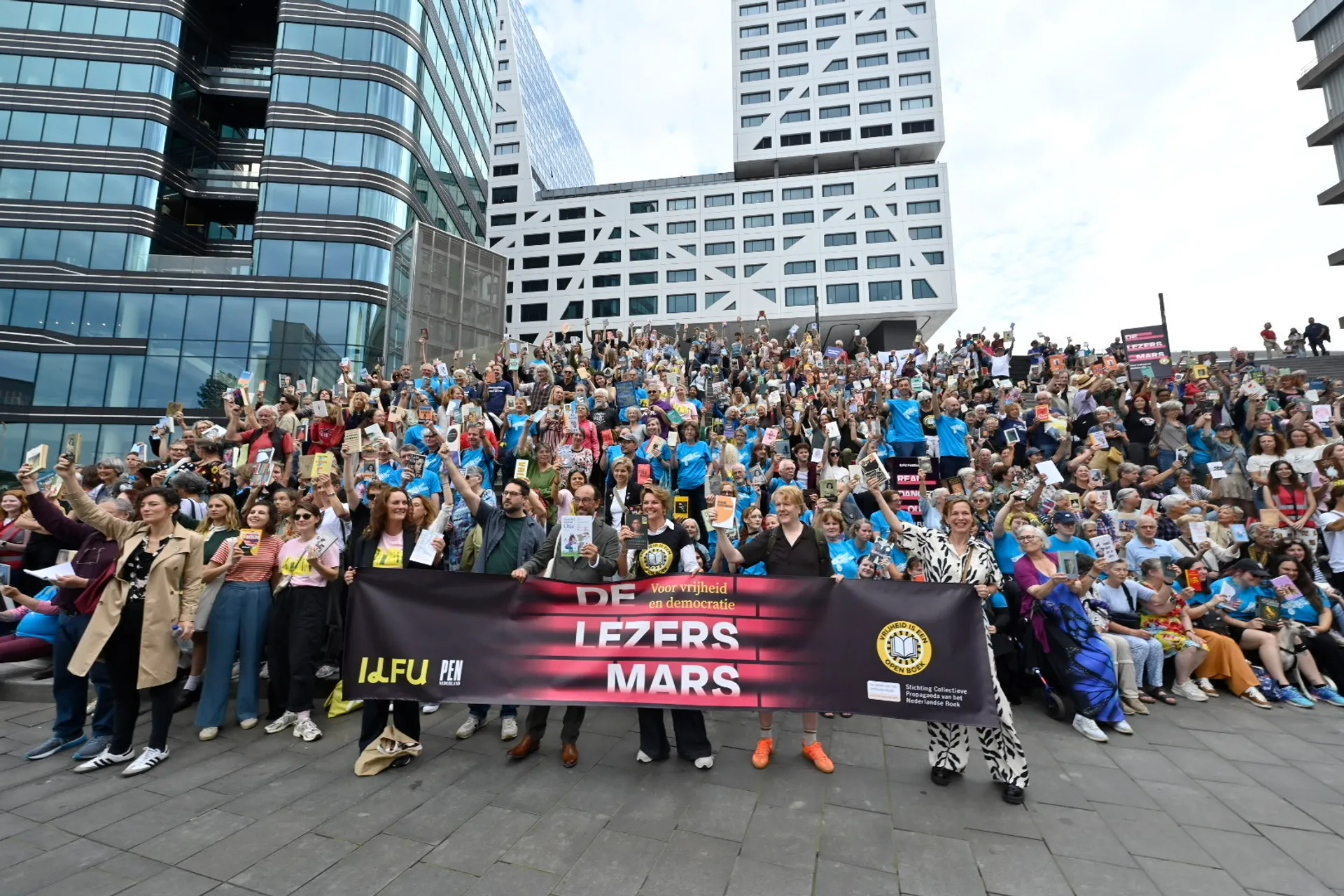 Afbeelding van Drukbezochte lezersmars in Utrecht voor het vrije woord en tegen censuur