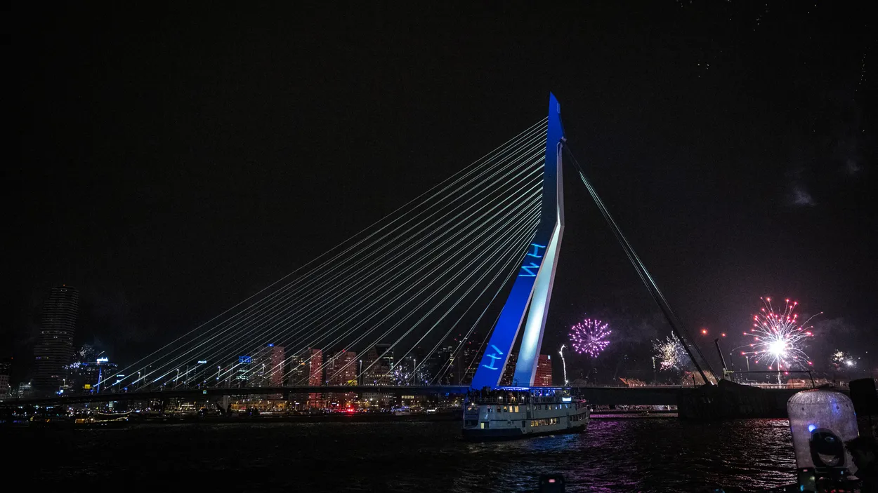 3g4hrin2muc4-neonazierasmusbrug.jpg