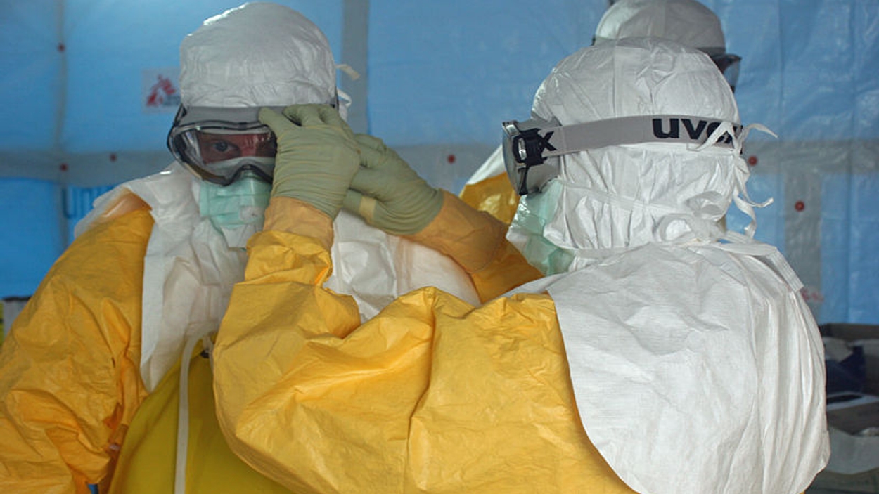 Preparing_to_enter_Ebola_treatment_unit_(4)
