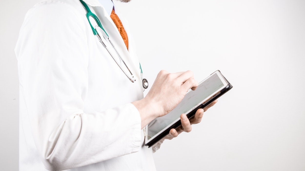 doctor-with-tablet-14619131467C0