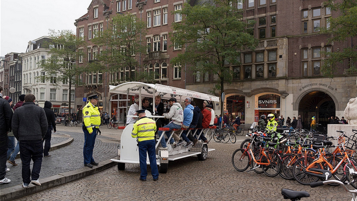 Amsterdam wil hard optreden tegen sissen naar vrouwen op straat - Joop foto afbeelding