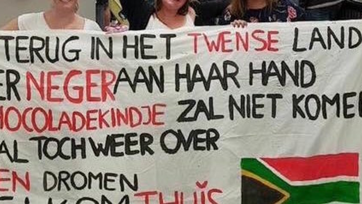 Verbijstering over racistisch spandoek op Schiphol - Joop