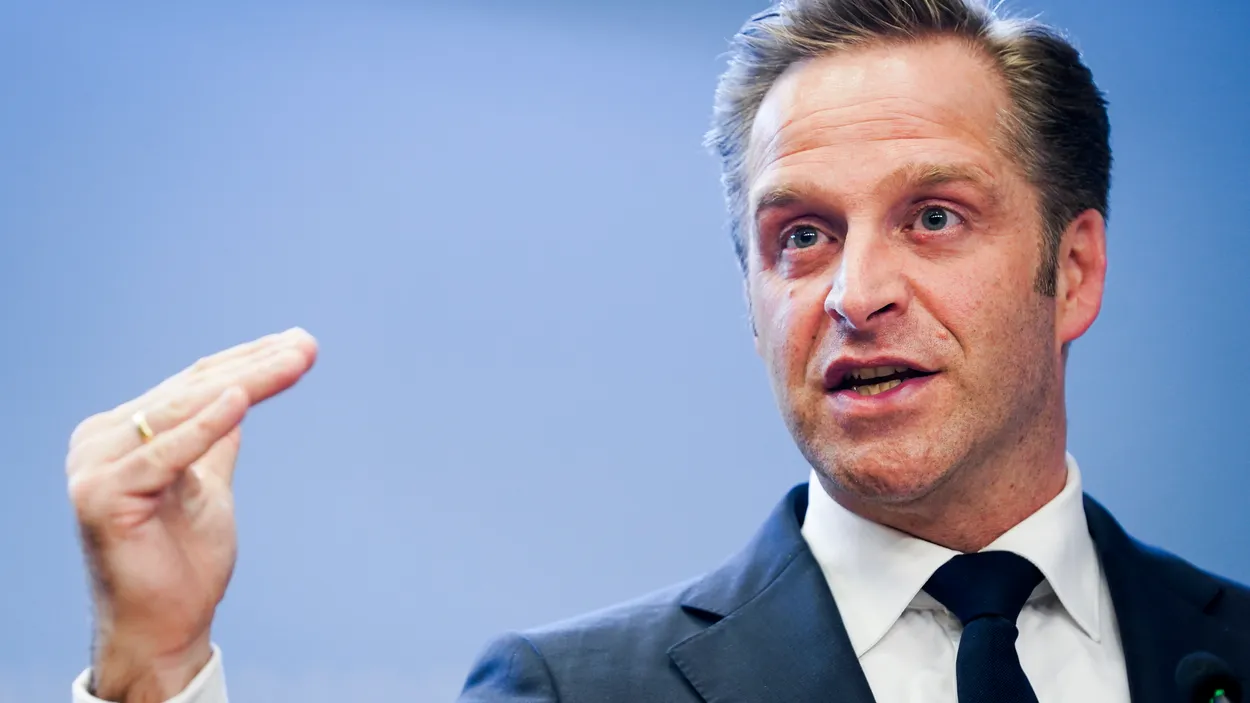Hugo de Jonge brengt stem uit in stemstraat Rotterdam
