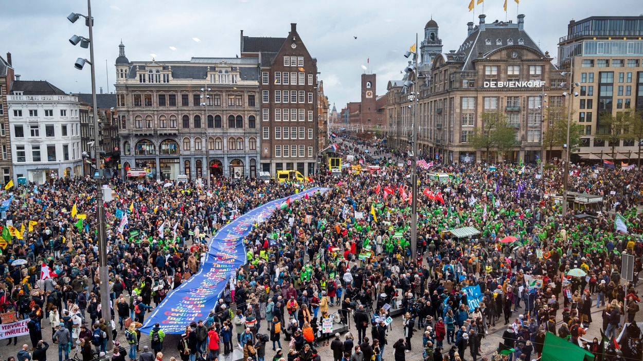 Duizenden betogers lopen klimaatmars door Amsterdam