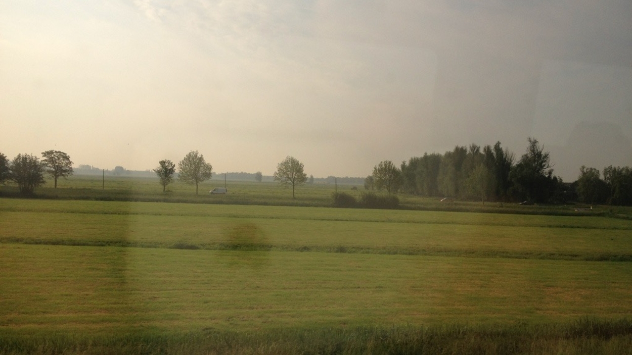 relaxed-in-de-trein-zon-schijnt-perfect-alleen-die-lege-weilanden-zo-wreed-haal-de-koeien-uit-de-stal-pls_7260367462_o