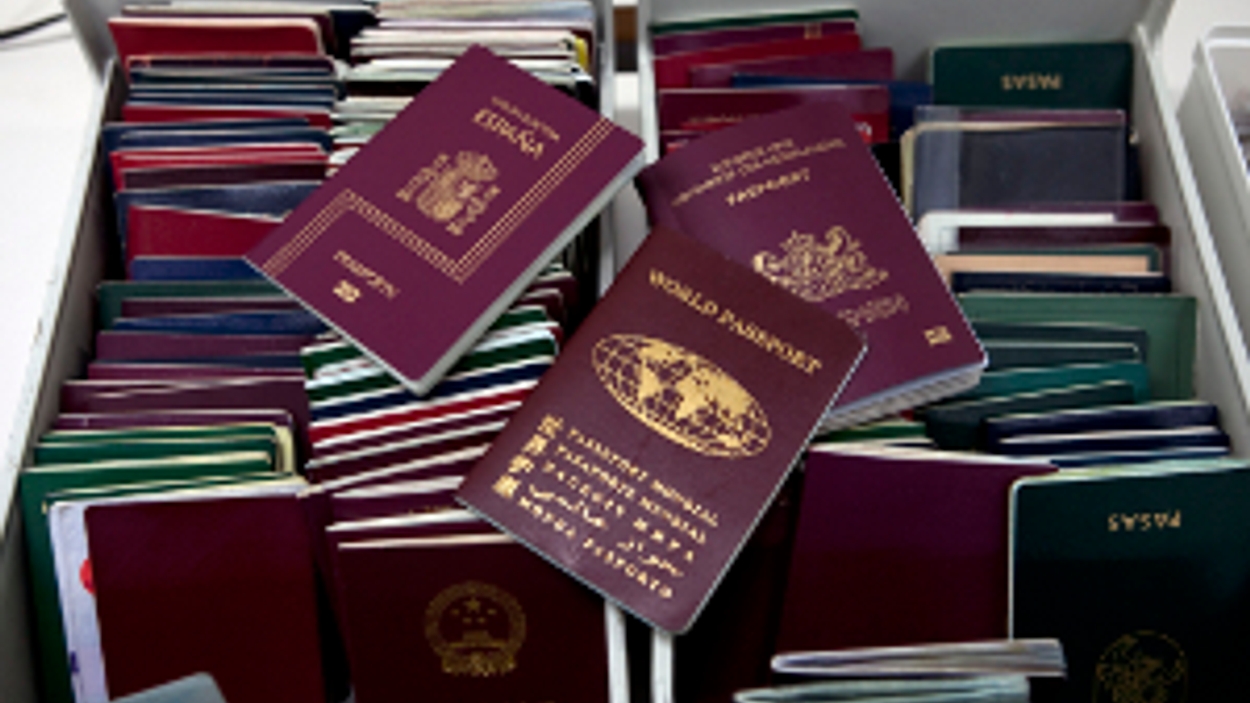 binden As rietje Kamer: Dubbel paspoort ok voor Nederlander in buitenland - Joop - BNNVARA