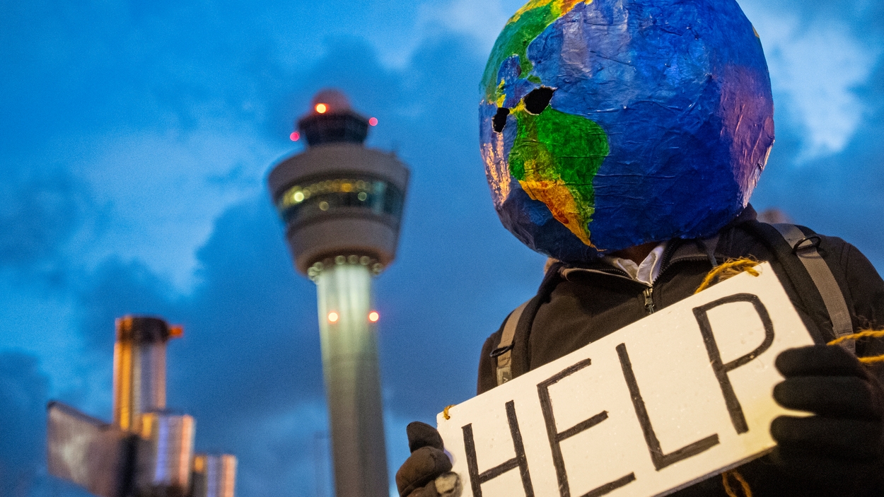 Greenpeace protesteert op Schiphol voor klimaatplan