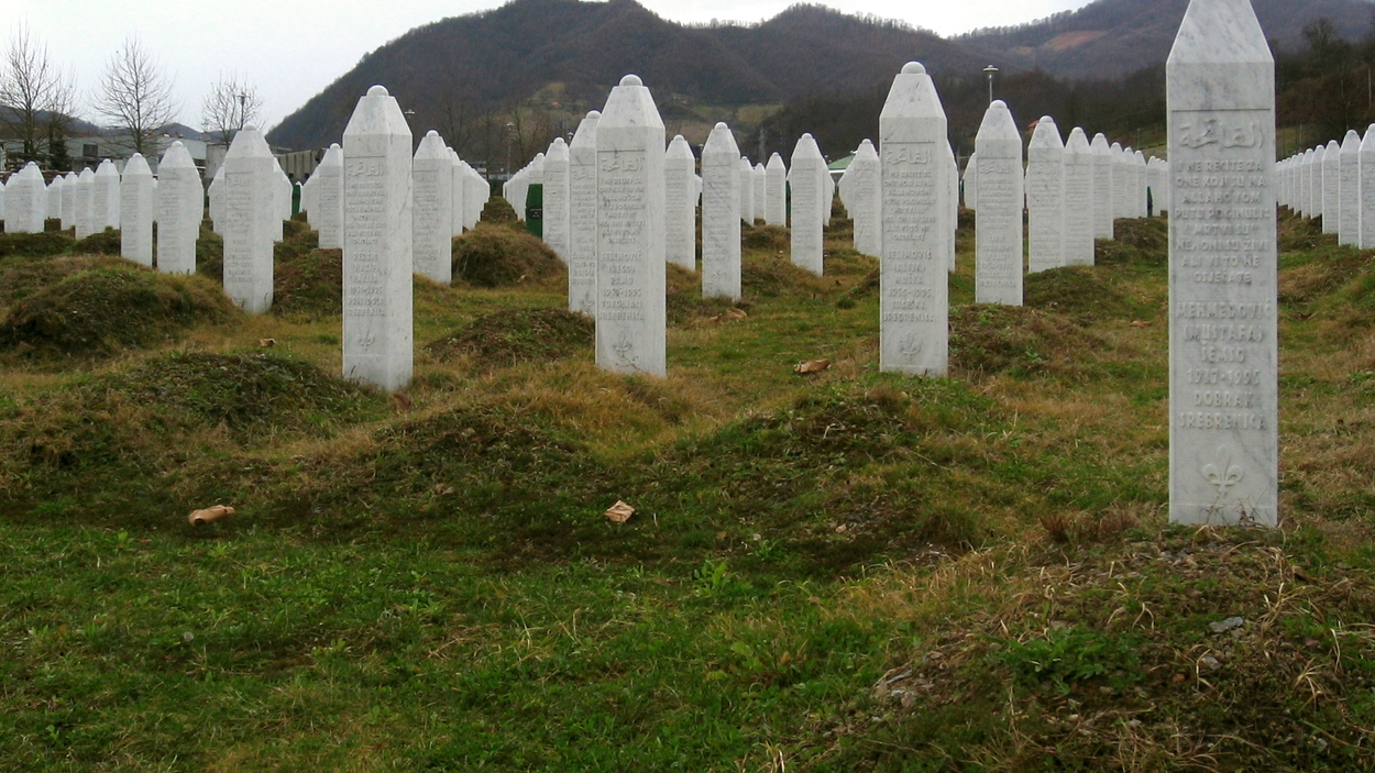 Srebrenica_massacre_memorial_gravestones_2009_2