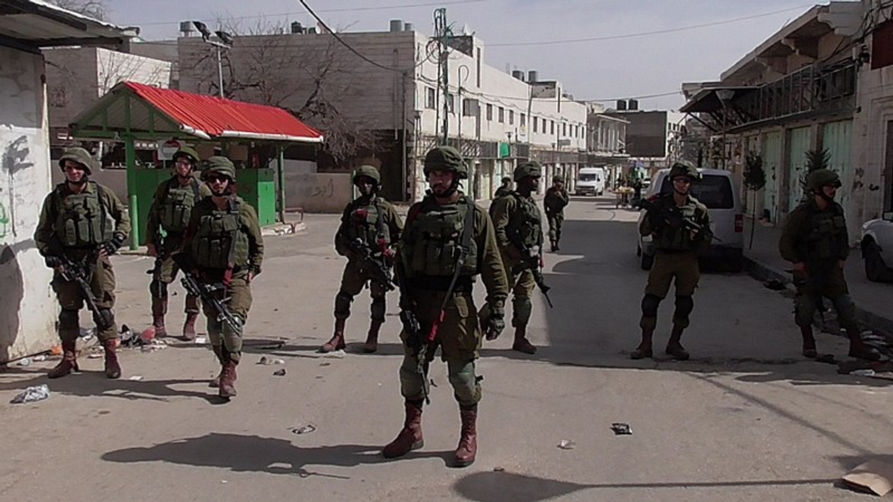800px-Israeli_soldiers_blocking_street_in_Hebron