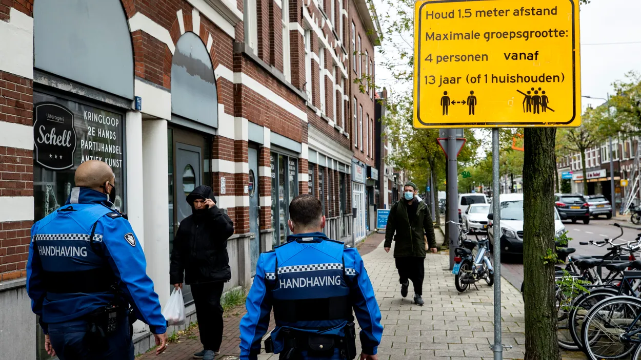 Handhavers controleren Rotterdammers op naleven coronaregels