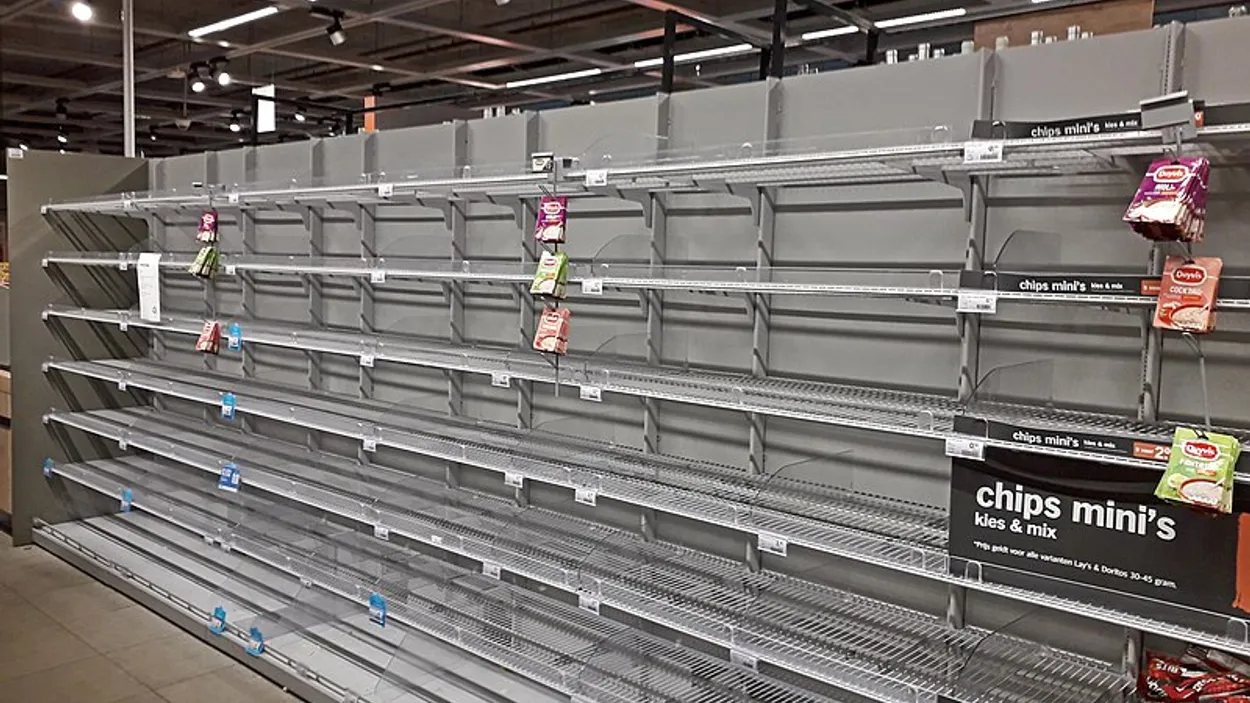 800px-Empty_chips_shelves_in_AH_Delft_02