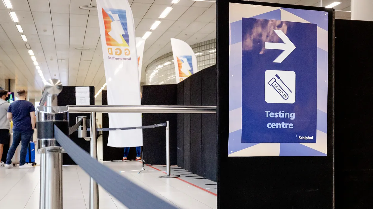 Coronateststraat op Schiphol na aangescherpt reisadvies Spanje