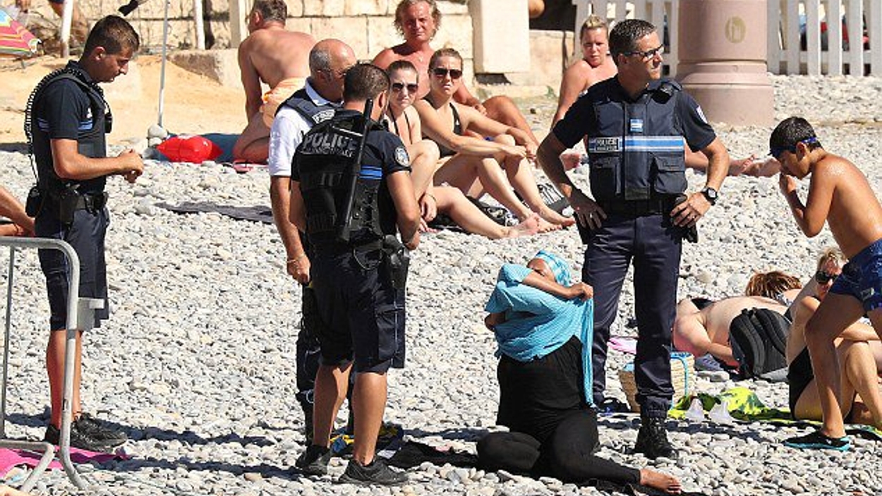 Politie dwingt vrouw zich te ontkleden op strand Nice - Joop