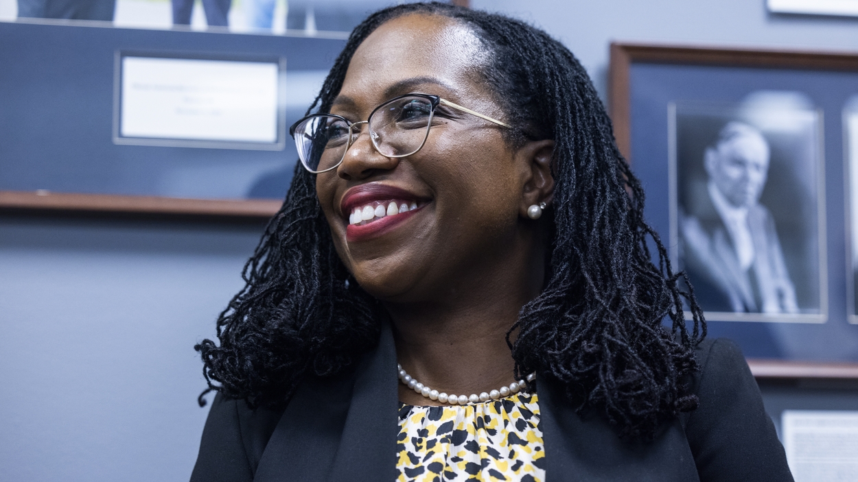 Ketanji Brown Jackson schrijft geschiedenis als eerste zwarte vrouw aan Amerikaans Hooggerechtshof - Joop