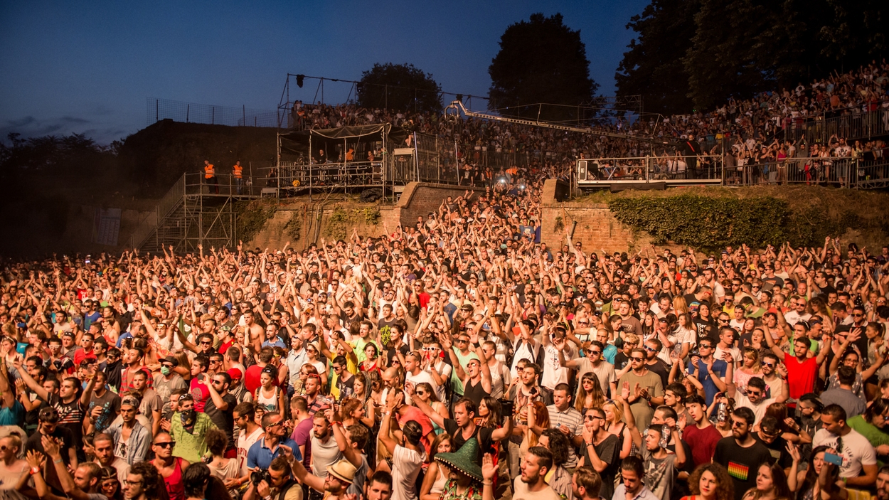 Helft vrouwelijke festivalgangers wordt seksueel lastiggevallen - Joop