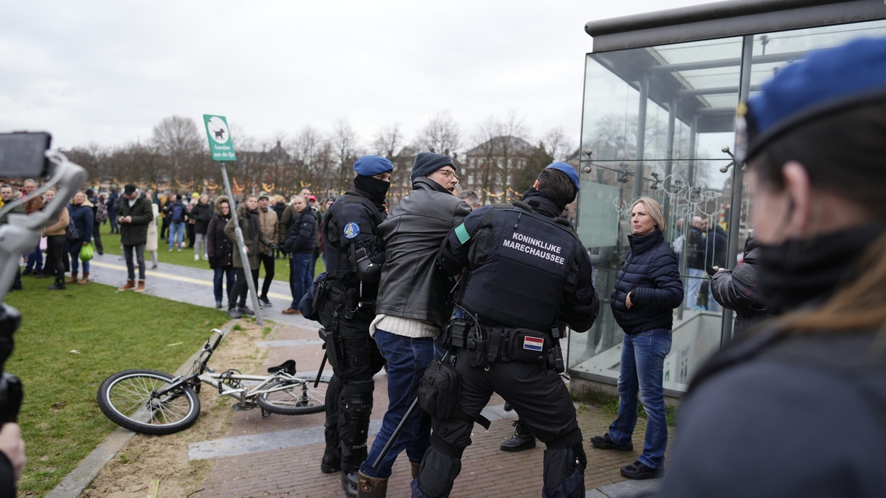 Afgeslankte ME-staking en verboden demonstratie in Amsterdam