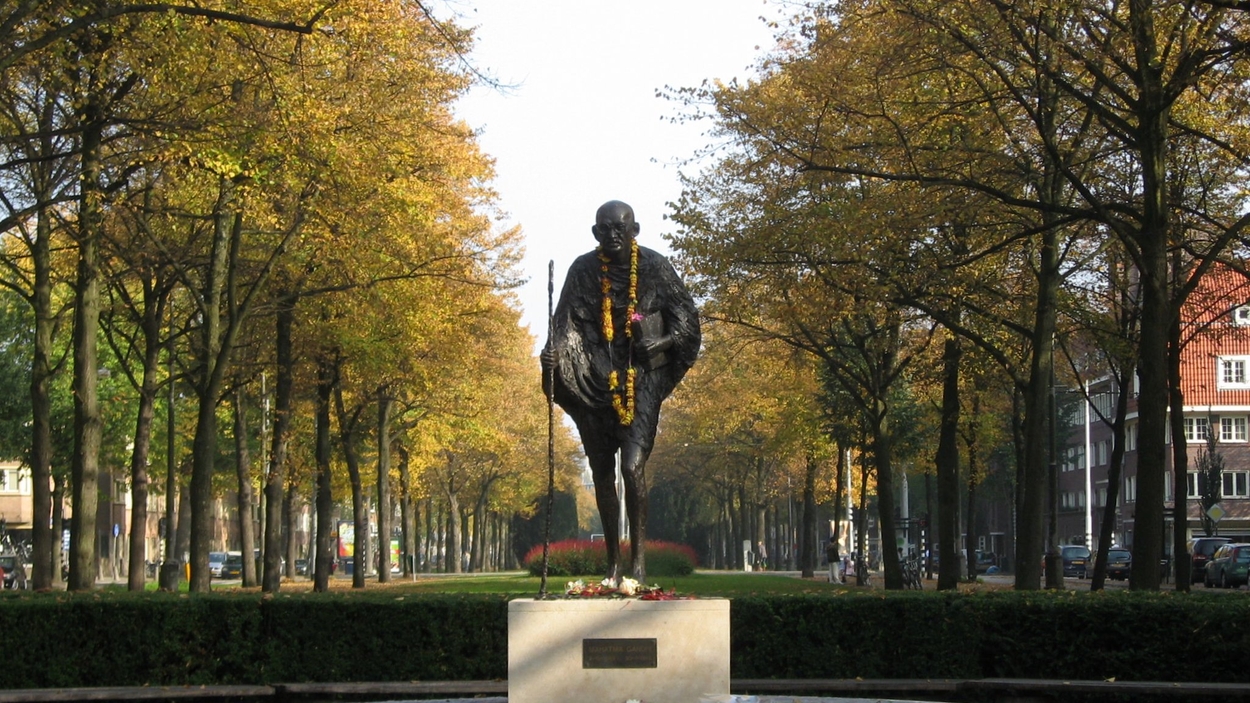 Weg met koloniale standbeelden, maar Gandhi is géén Coen - Joop