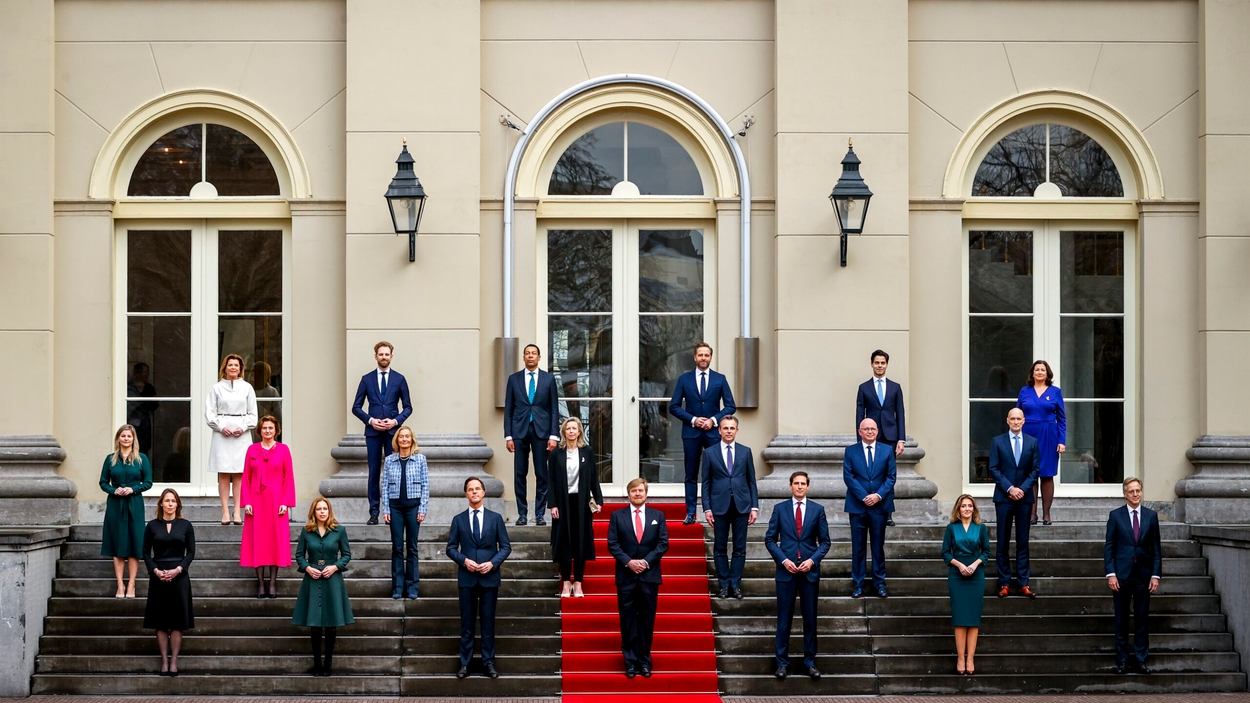 Bordesfoto van het nieuwe kabinet