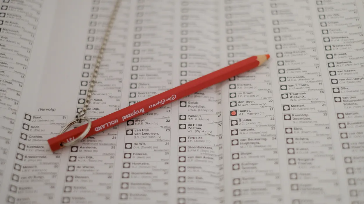 Voting_form_and_red_pencil_of_the_2017_Dutch_elections_32618941904_2