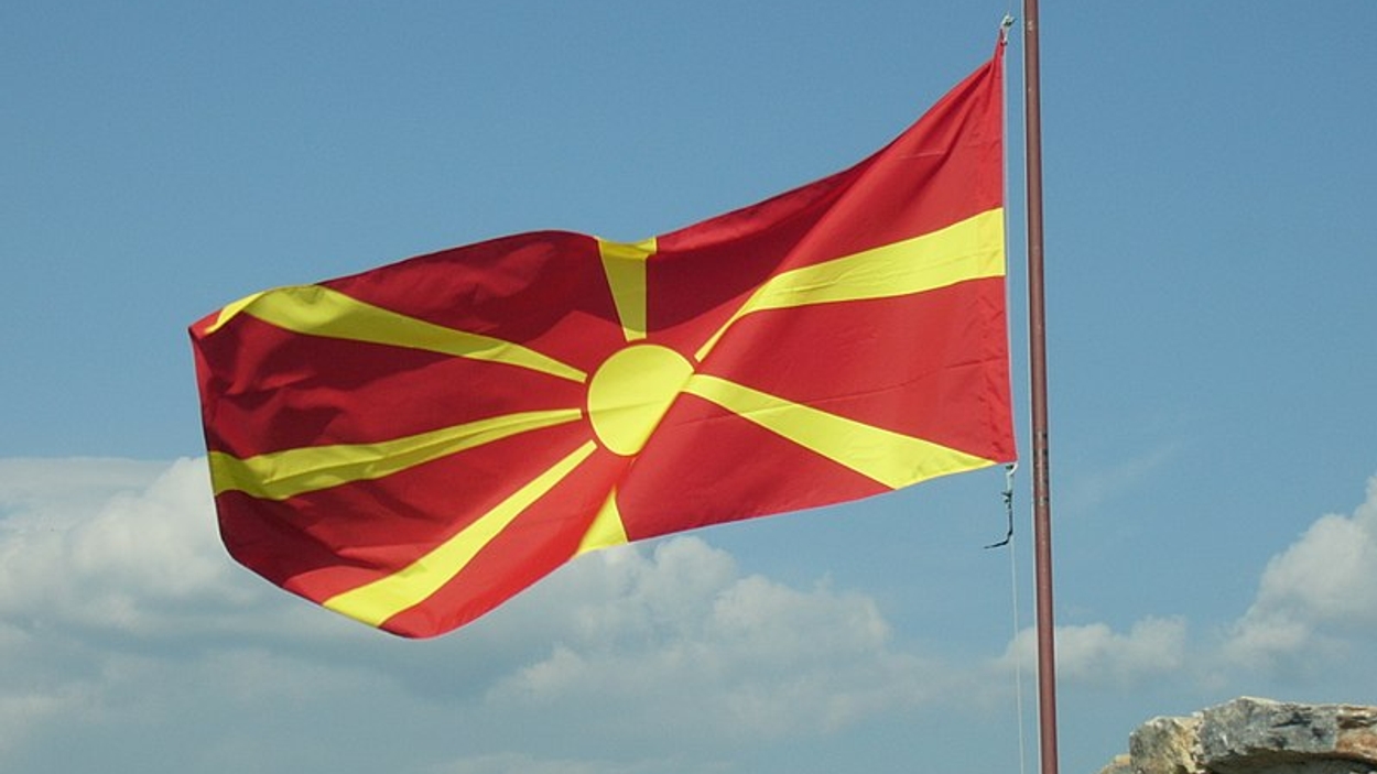 800px-Mk_flag_in_Ohrid